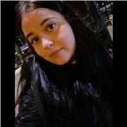 Türkische Lehrerin, die Kinder jeden Alters mit Liebe unterrichtet